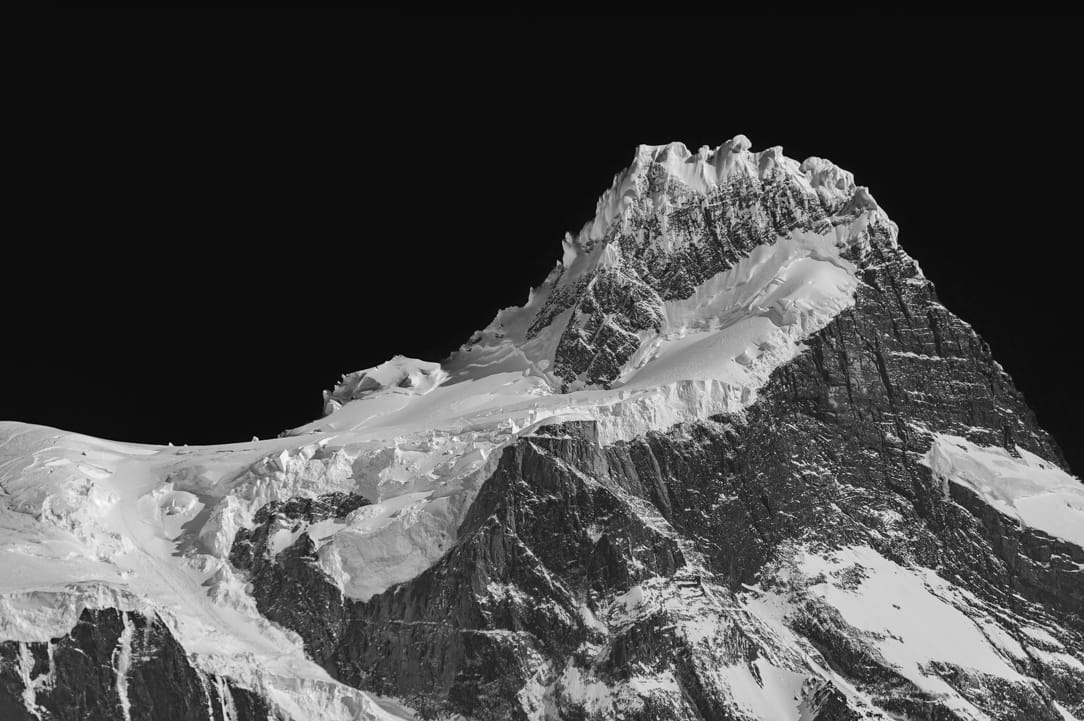 montaña nevada en blanco y negro